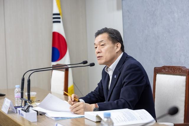 NSP통신-6일 이재준 수원시장이 2025 새빛만남 건의사항 추진 상황 보고회에서 발언을 하는 모습. (사진 = 수원시)