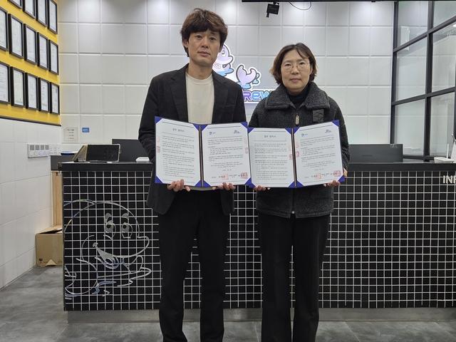 NSP통신-6일 수원시·마린크루 수원센터 관계자가 협약식 후 기념촬영을 하는 모습. (사진 = 수원시)