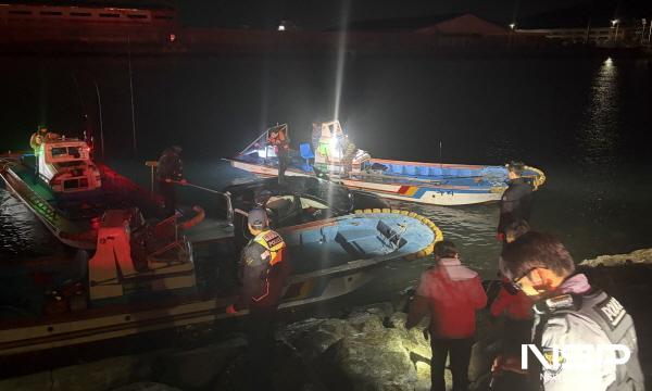 NSP통신-여수해경이 광양항 해양공원 인근 해상으로 추락한 차량의 탑승자 2명을 구조하고 승용차를 인양하고 있다. (사진 = 여수해경)