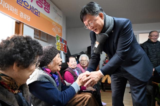 NSP통신-이민근 안산시장이 6일 2026 희망을 나누는 첫인사, 동행에서 성포동 주공10단지아파트 경로당을 방문해 어르신들과 인사를 나누고 있다. (사진 = 안산시)