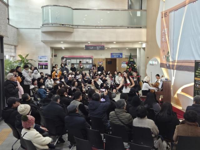 NSP통신-평택시 평생학습센터 로비에서 열린 스윗러닝 연말 음악회 모습. (사진 = 평택시)