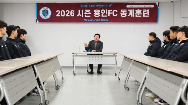 NSP통신-이상일 용인특례시장이 6일 오후 미르스타디움에서 용인FC 선수단을 격려하고 있다. (사진 = 용인특례시)