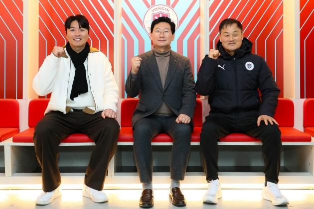 NSP통신-이상일 용인특례시장이 6일 오후 미르스타디움에서 전지훈련을 앞둔 용인FC 최윤겸 감독과 이동국 테크니컬 디렉터와 기념사진 촬영을 하고 있다. (사진 = 용인특례시)