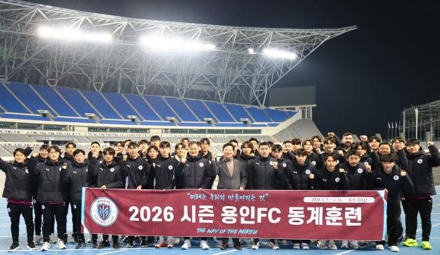NSP통신-이상일 용인특례시장이 6일 오후 미르스타디움에서 전지훈련을 앞둔 용인FC 선수단과 기념사진 촬영을 하고 있다. (사진 = 용인특례시)