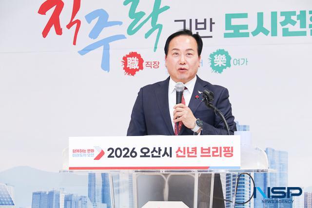 NSP통신-7일 이권재 오산시장이 신년 브리핑에서 지주락 자족도시 비전을 설명하고 있다. (사진 = 조현철 기자)