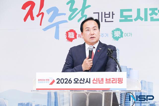 NSP통신-7일 이권재 오산시장이 신년브리핑에서 기자의 질의에 답변을 하고 있다. (사진 = 조현철 기자)