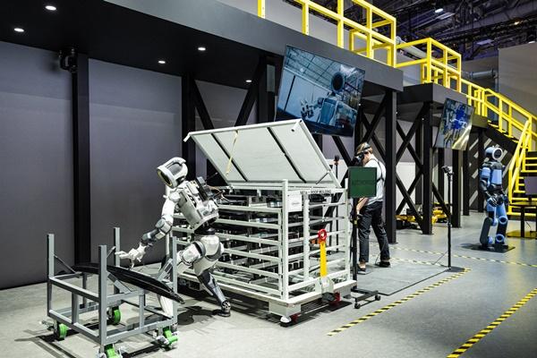 NSP통신-(왼쪽부터) 차세대 전동식 아틀라스 연구형 모델, 차세대 전동식 아틀라스 개발형 모델 (사진 = 현대차그룹)