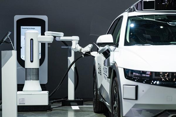 NSP통신-전기차 자동 충전 로봇 활용한 아이오닉 5 로보택시 충전 시연 (사진 = 현대차그룹)