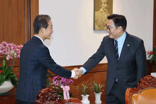 NSP통신-김호철 신임 감사원장(좌)를 우원식 국회의장(우)이 환영하고 있다. (사진 = 국회의장 공보수석실)