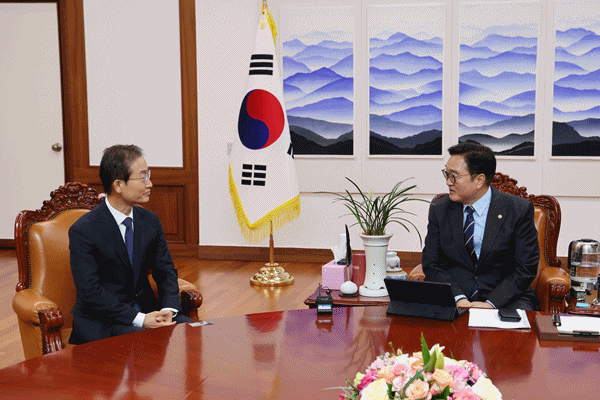 NSP통신-김호철 신임 감사원장(좌)과 우원식 국회의장(우) (사진 = 국회의장 공보 수석실)