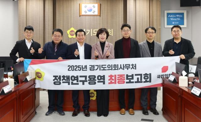 NSP통신-이채영 경기도의원(가운데)이 7일 투자사업 효율 관리 정책연구용역 최종보고회 후 참석자들과 기념촬영을 하고 있다. (사진 = 경기도의회)