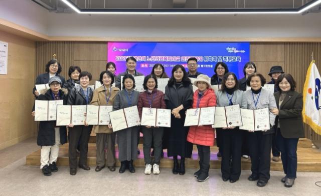 NSP통신-이경숙 복지국장(앞줄 오른쪽 다섯번째)이 7일 안산시청 제1회의실에서 노인의료복지시설 인권지킴이를 위촉하고 함께 기념촬영을 하고 있다. (사진 = 안산시)