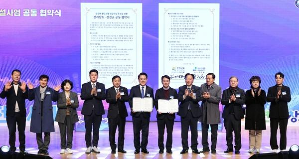 NSP통신-지난 7일 강진아트홀에서 열린 전남도-강진군의 강진만 횡단교 협약식. (사진 = 강진군)