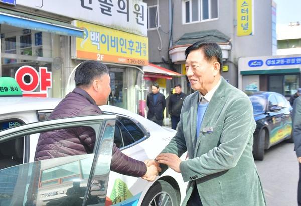 NSP통신-김한종 장성군수(사진 오른쪽)가 택시 종사자를 격려하고 있다. (사진 = 장성군)