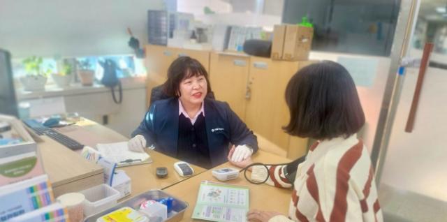 NSP통신-보건소 관계자 대사증후군 상담 진행 모습. (사진 = 의왕시)