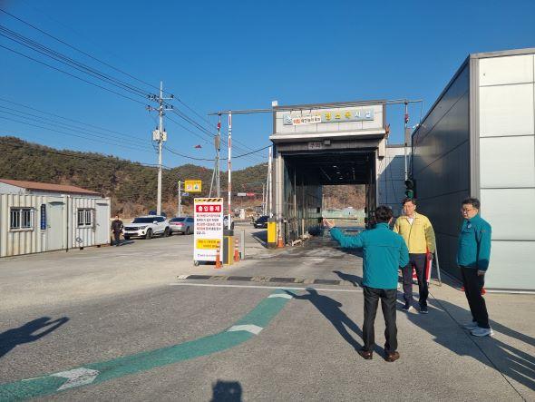 NSP통신-박찬국 경상북도 농축산유통국장은 7일 봉화군 소재 산란계 밀집 사육단지를 찾아 고병원성 조류인플루엔자(AI) 방역 관리 현황을 긴급 점검했다. (사진 = 봉화군)