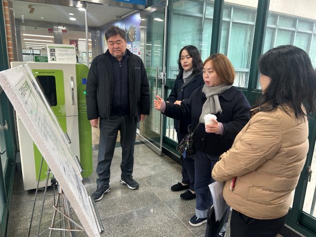 NSP통신-전자영 경기도의원이 관계자들과 구갈희망누리도서관 현장을 살펴보고 있다. (사진 = 전자영 의원실)