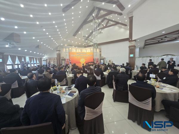 NSP통신-상주상공회의소는 8일 마리앙스 웨딩 컨벤션에서 지역 경제의 활력 회복과 화합을 다지는 2026 상공인 신년인사회를 개최했다. (사진 = 상주시)