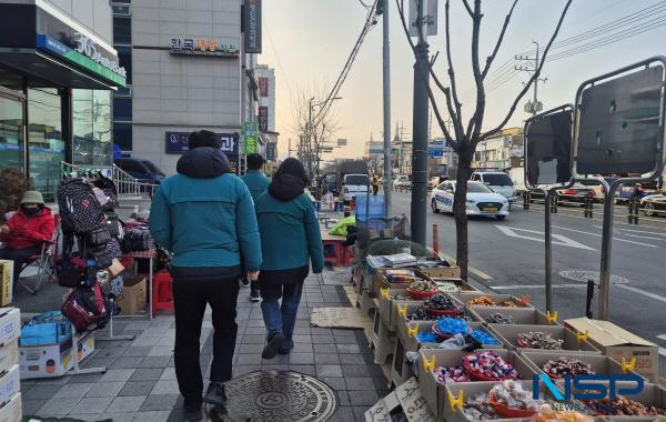 NSP통신-영천시는 지난 7일 영천공설시장에서 노점상과 노상적치물로 인한 불법 행위를 근절하기 위해 집중 계도·단속을 실시했다. (사진 = 영천시)