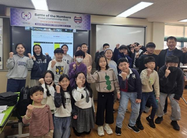 NSP통신-군포산업진흥원 창업보육센터 입주기업 콘센트에듀가 스마트 모바일 수학게임 숫자전쟁 인터내셔널 챔피언십 대회를 열었다. 사진은 참가 학생들의 기념촬영 모습. (사진 = 군포시)