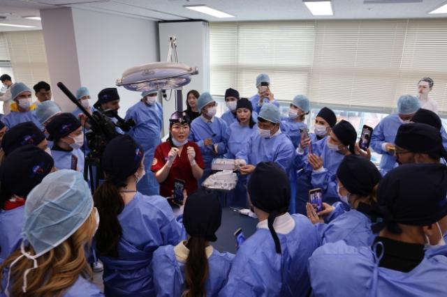 NSP통신-K-뷰티 의료기기 해외 의료진 대상 교육훈련을 진행하는 모습. (사진 = 성남산업진흥원)