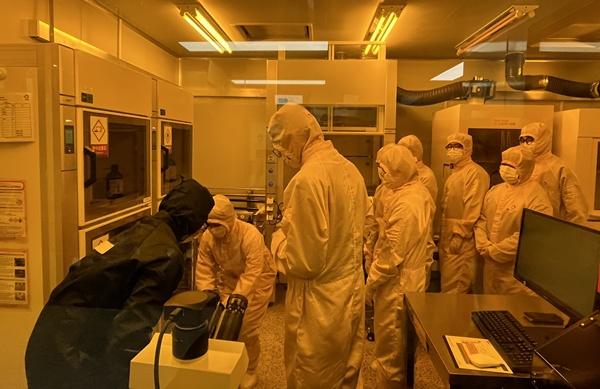 NSP통신-반도체 산업 글로벌 인재양성 프로젝트에 참여한 학생들이 실무교육을 받고 있다. (사진 = 전남교육청)