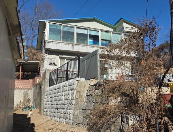 NSP통신-용인특례시 상하2통 경로당 옹벽 보강공사 완료 모습. (사진 = 정하용 의원실)