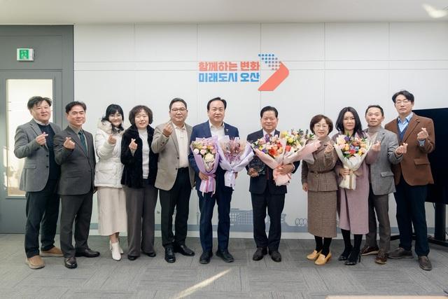 NSP통신-7일 이권재 오산시장(가운데)와 김동필 1일 명예시장(오른쪽 다섯번째) 및 관계자들이 기념촬영을 하는 모습. (사진 = 오산시)