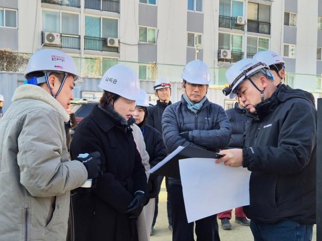 NSP통신-유진선 용인특례시의회 의장(왼쪽 두 번째)이 7일 신갈동 옛 기흥중학교 부지에 건립 중인 다목적 체육시설 건립 현장을 찾아 공사관계자들과 공정 상황 등을 살펴보고 있다. (사진 = 용인특례시의회)