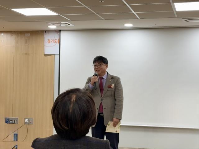 NSP통신-김재훈 경기도의원이 7일 도의회 중회의실에서 열린 경기도 0세전용 어린이집 연합회 정책 간담회 및 회장 취임식에 참석해 특화 보육 정책의 발전 방향을 제시하고 있다. (사진 = 경기도의회)