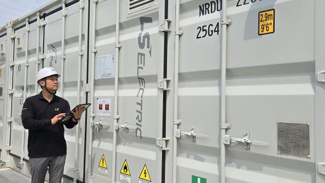 NSP통신-LS일렉트릭 관계자가 일본 홋카이도 지역에 설치된 계통연계 ESS를 점검하고 있는 모습 (사진 = LS일렉트릭 제공)