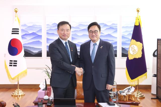 NSP통신-김종철 초대 방송미디어통신위원장(좌)와 우원식 국회의장(우) (사진 = 국회의장 공보수석실)