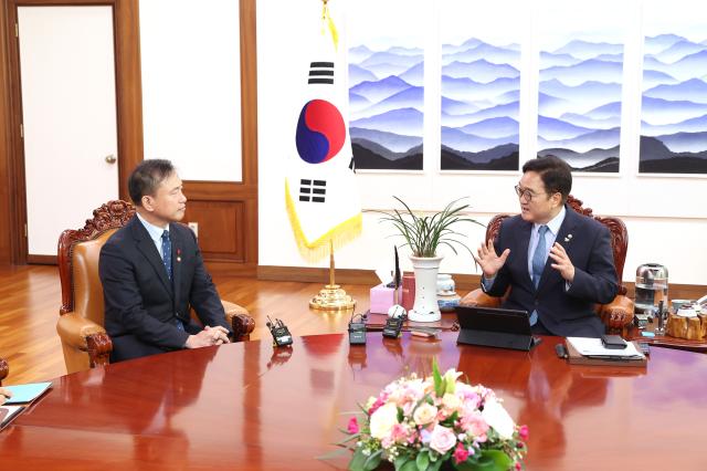 NSP통신-김종철 초대 방송미디어통신위원장(좌)와 우원식 국회의장(우) (사진 = 국회의장 공보 수석실)