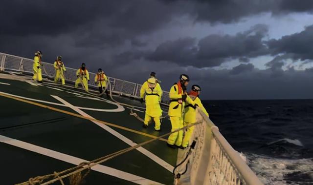 NSP통신-동해해경이 풍랑경보 발효 중 조난된 원거리 조업선 예인 작업 중인 모습. (사진 = 동해해경)