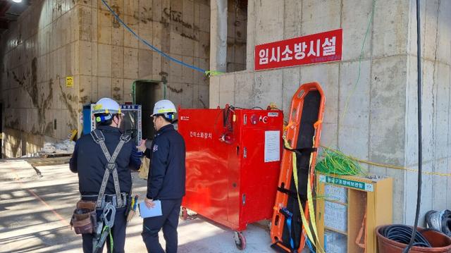 NSP통신-강원특별자치도 소방본부가 소방사범을 단속하는 모습. (사진 = 강원소방)