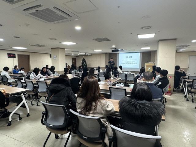 NSP통신-양성범 다보스병원 이사장이 8일 다보스병원에서 의료분야 진로체험에 앞서 학생들을 대상으로 특강을 하고 있다. (사진 = 용인특례시)