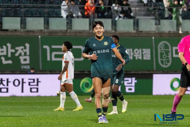 NSP통신-최재훈 선수가 부상임에도 불구하고 경기에 나서고 있는 모습. (사진 = 조이호 기자)