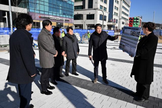 NSP통신-이민근 안산시장(왼쪽 두번째)이 8일 단원구 고잔동 중앙대로 일원 녹도 재정비 사업 설명을 듣고 있다. (사진 = 안산시)