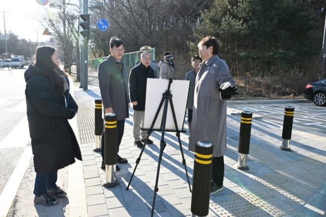 NSP통신-이민근 안산시장(왼쪽 세번째)이 8일 사동 176호 노외주차장 전용 진입로 설치 현장 점검을 하고 있다. (사진 = 안산시)