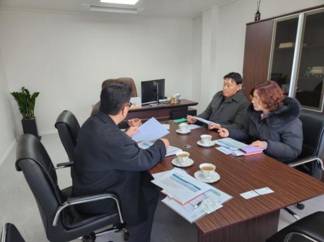 NSP통신-평택시 안중출장소 문종호 소장(오른쪽 두번째)과 환경위생과 최영미 과장(오른쪽 첫번째)이 제일클린업 관계자들과 간담회를 하고 있다. (사진 = 평택시)