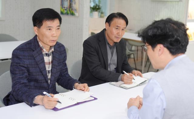 NSP통신-박도신 갈등조정관(왼쪽)과 김원규 전문관이 수원시 공무원과 대화를 나누고 있다. (사진 = 수원시)