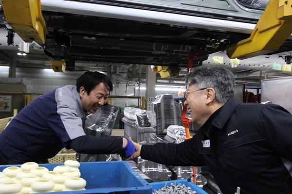 NSP통신-곽재선 회장 KGM 평택공장 조립라인 현장 방문 직원들 격려하는 모습 (사진 = KG그룹)