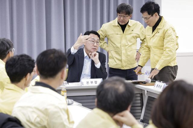 NSP통신-정명근 화성시장(가운데)이 비상대책회의에서 공직자들에게 지시을 하고 있다. (사진 = 화성시)