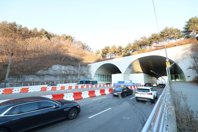 NSP통신-차량들이 임시개통한 동탄숲 생태터널을 지나고 있다. (사진 = 화성시)