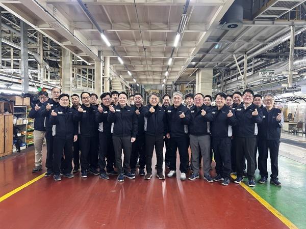 NSP통신-곽재선 회장 KGM 평택공장 조립라인 현장 방문 직원들과 단체사진 (사진 = KG그룹)