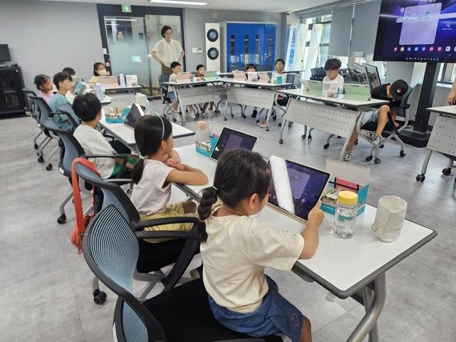 NSP통신-AI 코딩에듀랩 상시프로그램 씽씽 내가 만든 첫 미래자동차 교육에서 참여한 어린이들 모습. (사진 = 오산시)