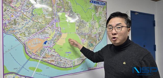NSP통신-네오 용산연구소 김윤재 박사가 용산구 지도를 보며 경제개발 계획에 대해 설명하고 있다 (사진 = 옥한빈 기자)
