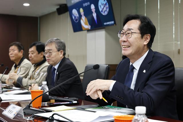 NSP통신-9일 정명근 화성시장(오른쪽)이 산업안전지킴이 점검 관련 간담회에서 발언을 하고 있다. (사진 = 화성시)