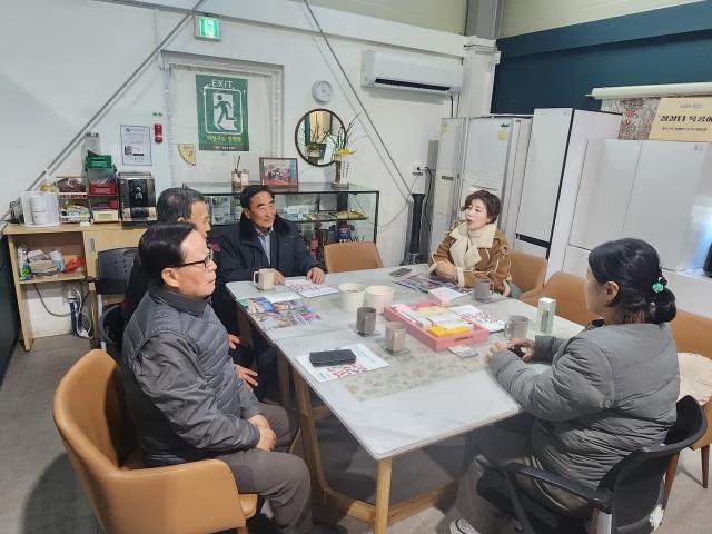 NSP통신-정경자 경기도의원이 9일 남양주시 월남전참전자회와 지역 복지기관(빛누리 장애인보호작업장)을 잇는 후원 연계 간담회를 하고 있다. (사진 = 경기도의회)