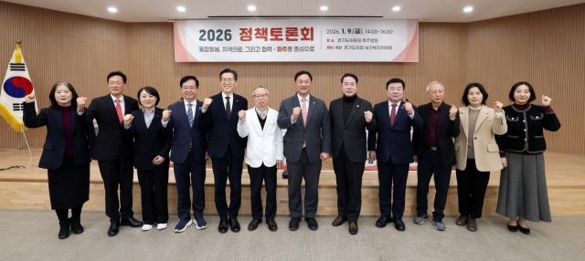 NSP통신-이병길 경기도의회 의원(오른쪽 네번째)이 경기도의료원 파주병원에서 ʻ통합돌봄, 지역의료, 그리고 협력-파주를 중심으로ʼ를 주제로 정책토론회를 후 참석자들과 기념촬영을 하고 있다. (사진 = 경기도의회)